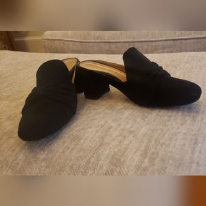 NWOT Vionic "Presley" Black Suede Mules size 6.5